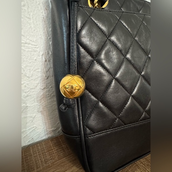 Authentic CHANEL handbags excellent condition - Picture 3 of 4